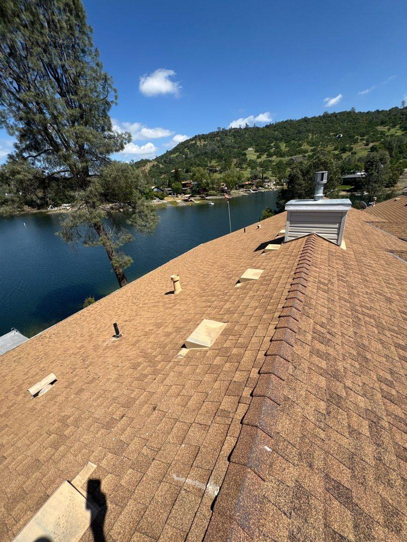 Worn shingle roof with missing tabs on lakefront home in Jamestown, CA before replacement